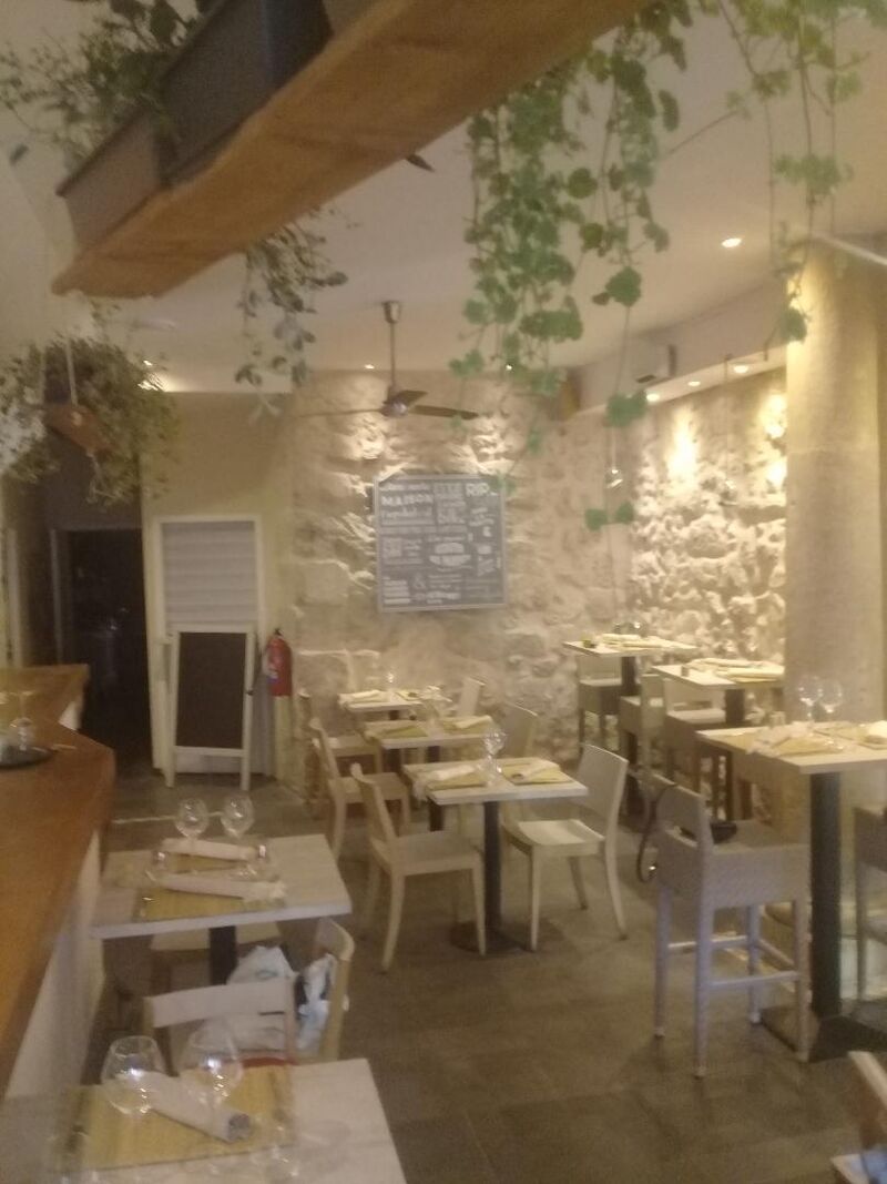 Salle lumineuse et végétale du restaurant L'Attablé(e)